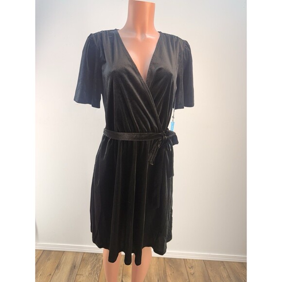 Draper James Dresses & Skirts - Draper James Black Velvet Wrap Dress Size M Short  Sleeve W/Pockets